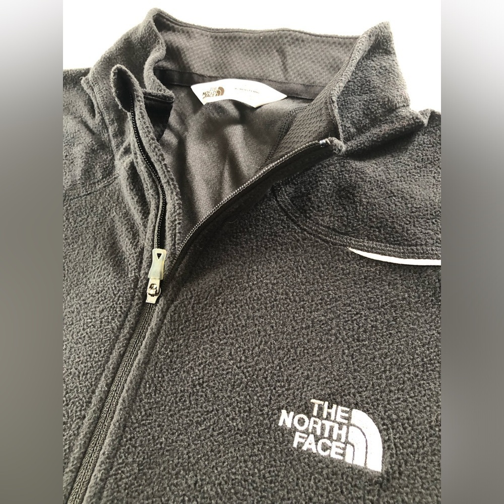 THE NORTH FACE Women’s Fleece Coat with logo at left chest. Zip arm pockets. XL - Picture 4 of 13